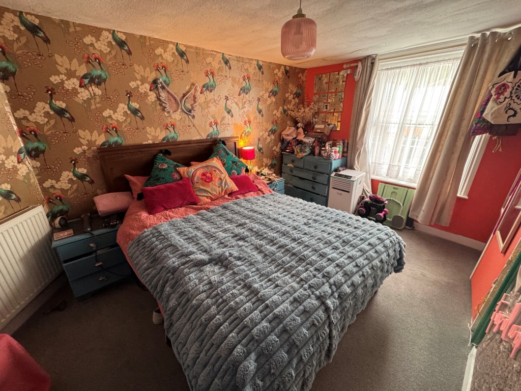 Lot: 46 - PERIOD COMMERCIAL AND RESIDENTIAL HIGH STREET INVESTMENT - Maisonette - bedroom 1 - second floor